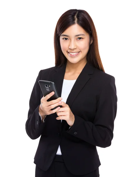 Азиатская предпринимательница пользуется мобильным телефоном — стоковое фото