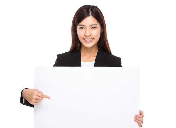 Asiática empresária dedo apontar para cartaz em branco — Fotografia de Stock
