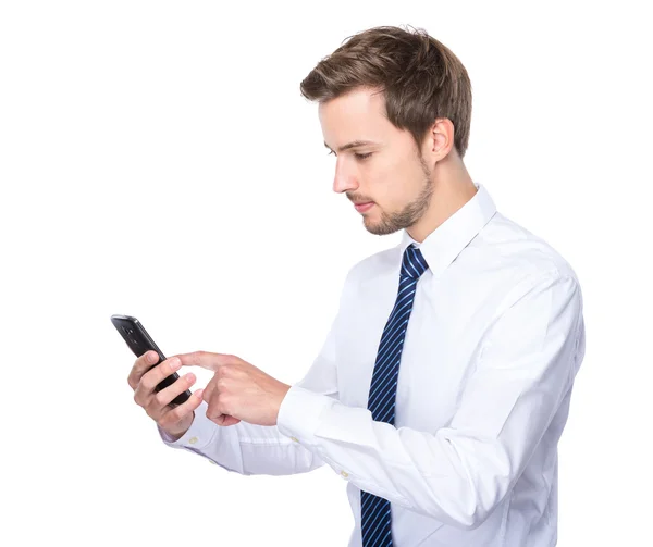 Hombre de negocios caucásico leer el mensaje de teléfono celular — Foto de Stock