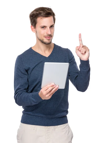 Kaukasier mit digitalem Tablet und erhobenem Finger — Stockfoto