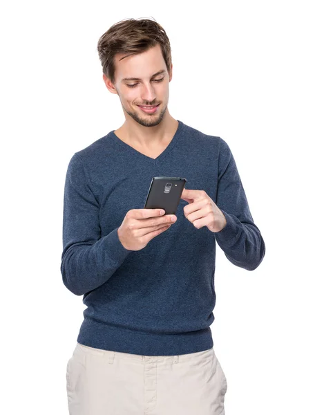 L'homme européen utilise un téléphone portable pour lire un message — Photo