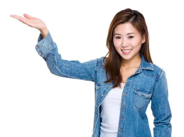 Азиатка с презентацией рук — стоковое фото