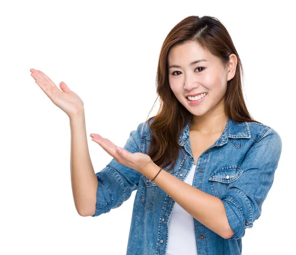 Asiatische Frau mit zwei Hand Präsentation — Stockfoto