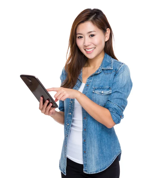 Asiatisk kvinna använda digital tablett — Stockfoto