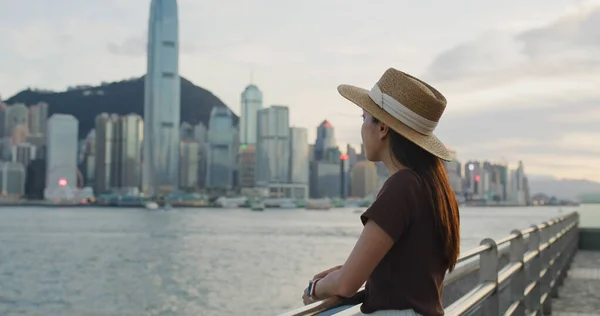 Žena Dívá Město Hongkong Při Západu Slunce — Stock fotografie