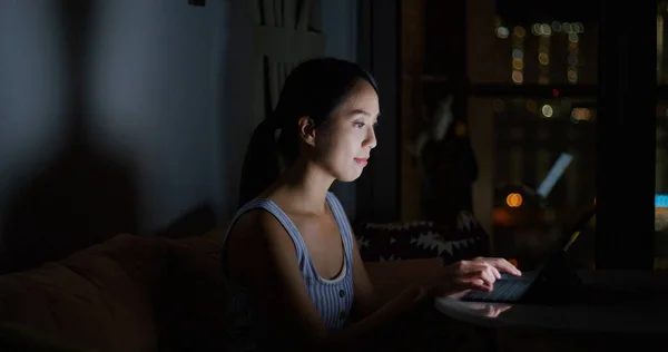 Mujer Uso Tableta Por Noche — Foto de Stock