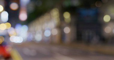 Geceleri Hong Kong caddesinin bulanık görüntüsü