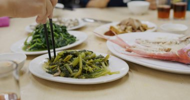 Chaozhou usulü haşlanmış balık, kızarmış sebze ve et.