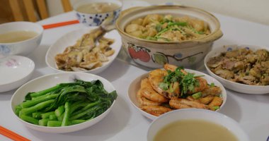 Hong Kong usulü akşam yemeği.