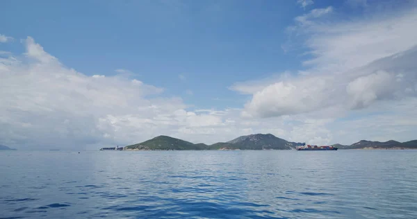 白い雲と海と青い空 — ストック写真