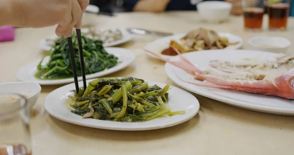 潮州スタイルの蒸し魚 揚げ野菜や肉 — ストック写真