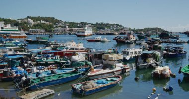 Cheung Chau, Hong Kong - 27 Mayıs 2021: Denizdeki balıkçı teknesi