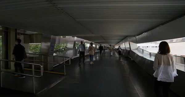 Центр Гонконг Апреля 2021 Года Люди Ходят Пешеходному Мосту — стоковое фото