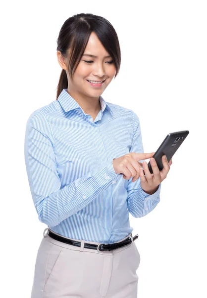 Geschäftsfrau las Nachricht auf Handy vor — Stockfoto