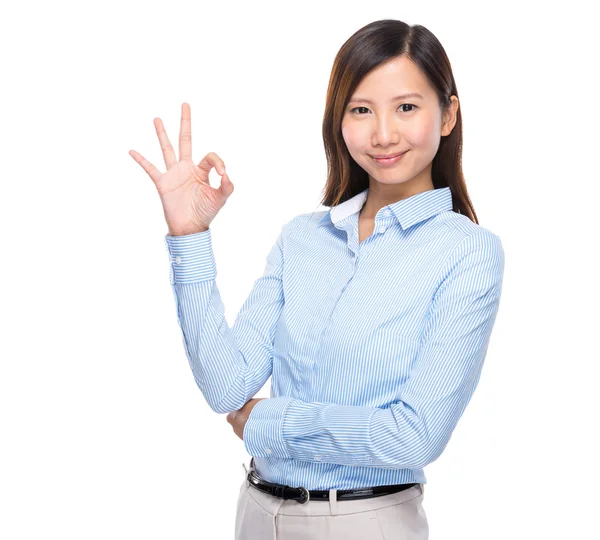 Businesswoman main avec ok signe — Photo