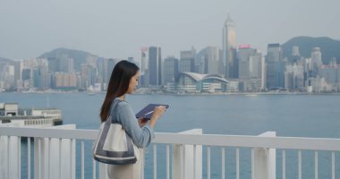 Kadın açık hava tabletine yazıyor.