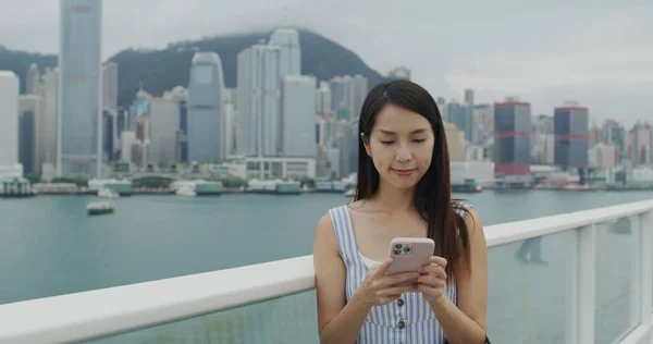 Mulher Uso Telefone Celular Cidade Hong Kong — Fotografia de Stock