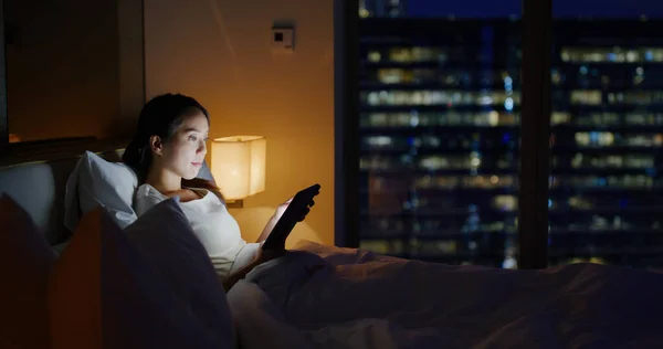 Wanita Melihat Komputer Tablet Malam Hari — Stok Foto