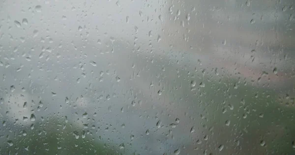 在窗户玻璃上的雨下落 — 图库照片