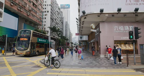 Tsim Sha Tsui Hong Kong April 2021 Mensen Steken Weg — Stockfoto