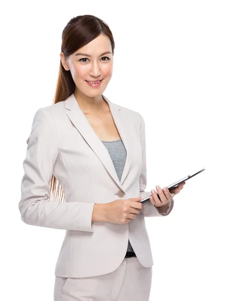 Affärskvinna med digitala tablett — Stockfoto