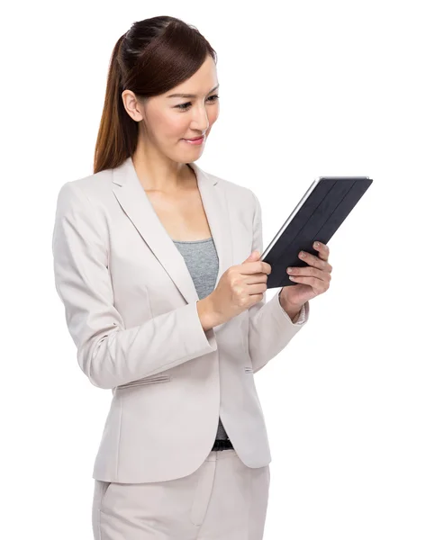 Podnikatelka pohled na digitálním tabletu — Stock fotografie