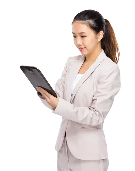 Mulher de negócios uso de tablet digital — Fotografia de Stock