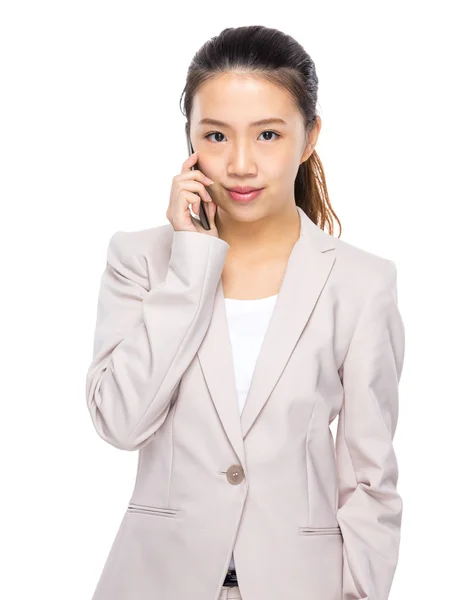 Asiatische Geschäftsfrau sprechen mit Handy — Stockfoto