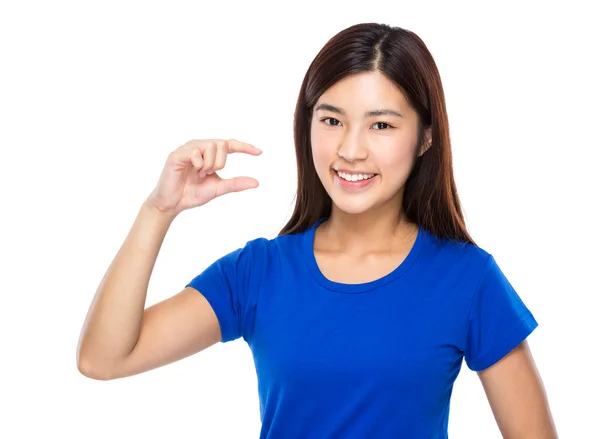 Kvinna med finger Visa litet avstånd — Stockfoto