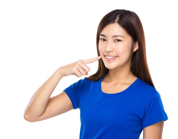 Asiatisk kvinna finger peka tänder — Stockfoto