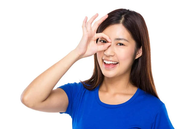 Frau mit Ok-Zeichen bedeckt ihr Auge — Stockfoto