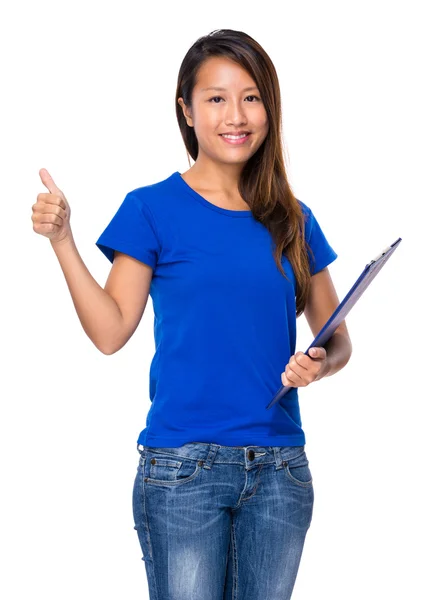 Femme avec presse-papiers et pouce vers le haut — Photo