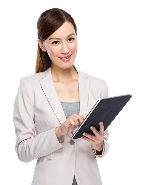Affärskvinna användning av digital tablet — Stockfoto