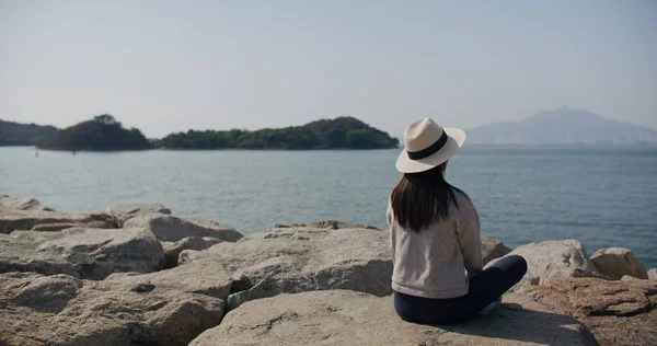 Donna Sedersi Sul Mare Guardare Vista Paesaggio — Foto Stock