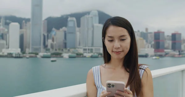 Mujer Uso Del Teléfono Móvil Ciudad Hong Kong — Foto de Stock