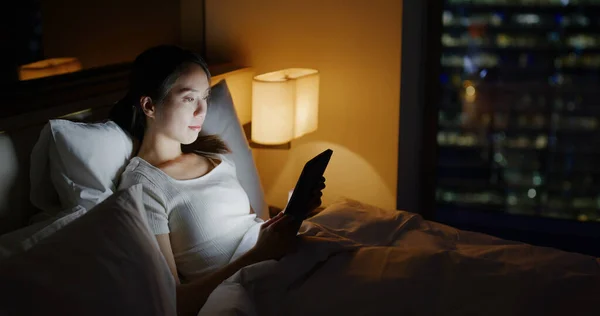Kvinde Arbejde Tablet Computer Sengen Natten - Stock-foto
