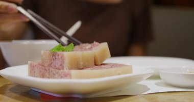 Hong Kong lokantasında reçelli domuz eti.