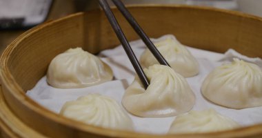 Restorandaki bambu sepetinde haşlanmış et ekmeği.