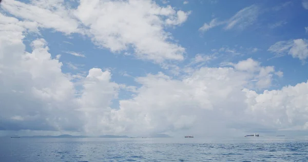 白い雲の青い空と海 — ストック写真