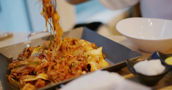 Restoranda Kore Usulü Kızarmış Erişte — Stok fotoğraf