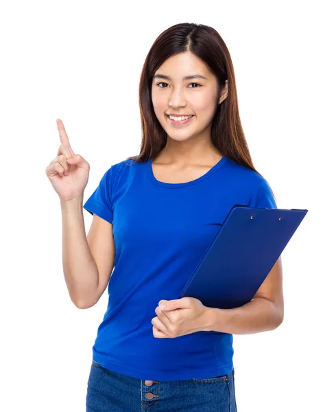 Femme asiatique avec presse-papiers et doigt pointent vers le haut — Photo