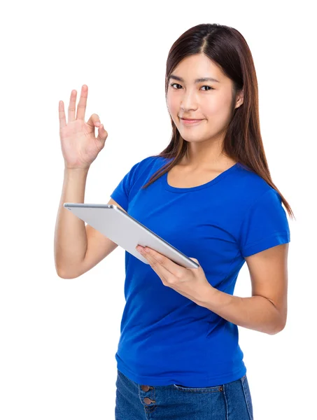 Asian woman with digital tablet and ok sign — Stock Photo, Image