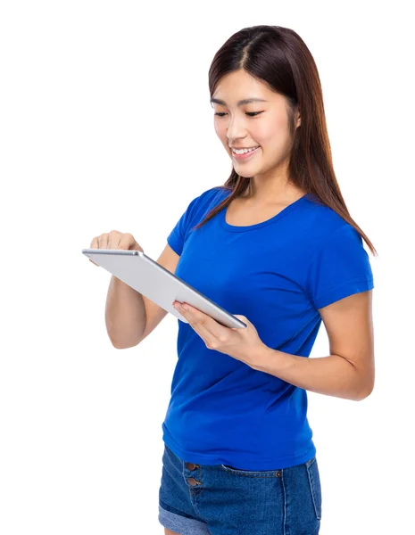 Vrouw gebruik van digitale tablet — Stockfoto