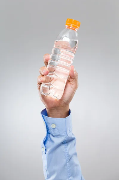 Uomo d'affari tenere bottiglia d'acqua — Foto Stock