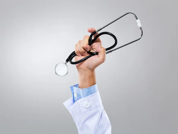 Main de médecin avec stéthoscope — Photo