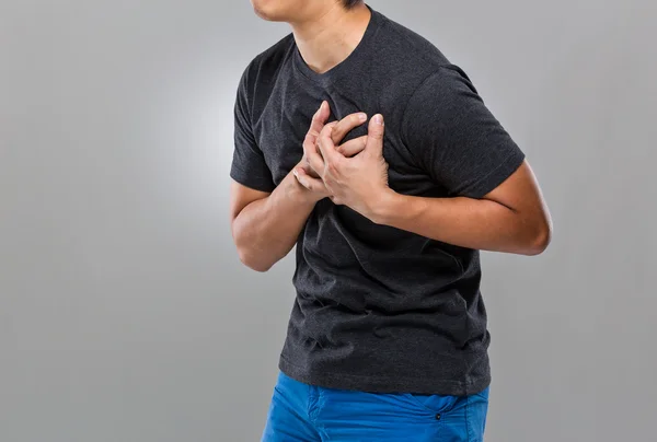 En mann som lider av hjerteinfarkt – stockfoto