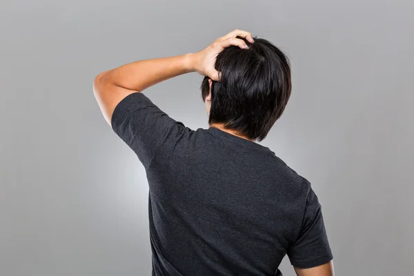 Homem sofre de dor de cabeça grave — Fotografia de Stock
