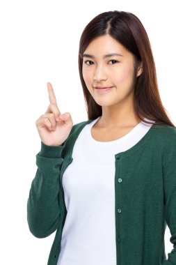 Parmakla işaret eden kadın