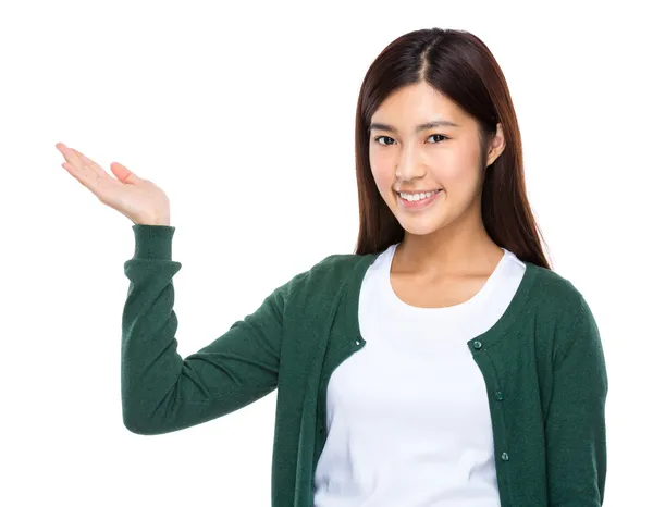 Frau mit Handzeichen mit leerem Schild — Stockfoto