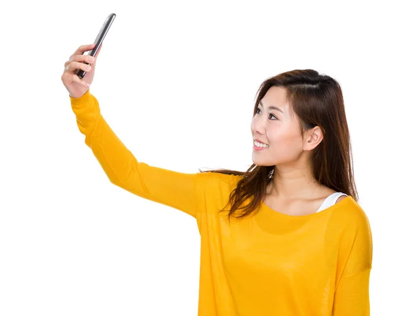 Kobieta Azji podjąć selfie — Zdjęcie stockowe